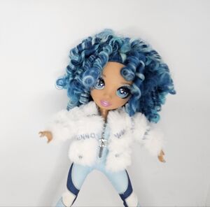 Rainbow High Winter Break Skyler Bradshaw Blue Snowboard Snow MGA Fashion Doll. 